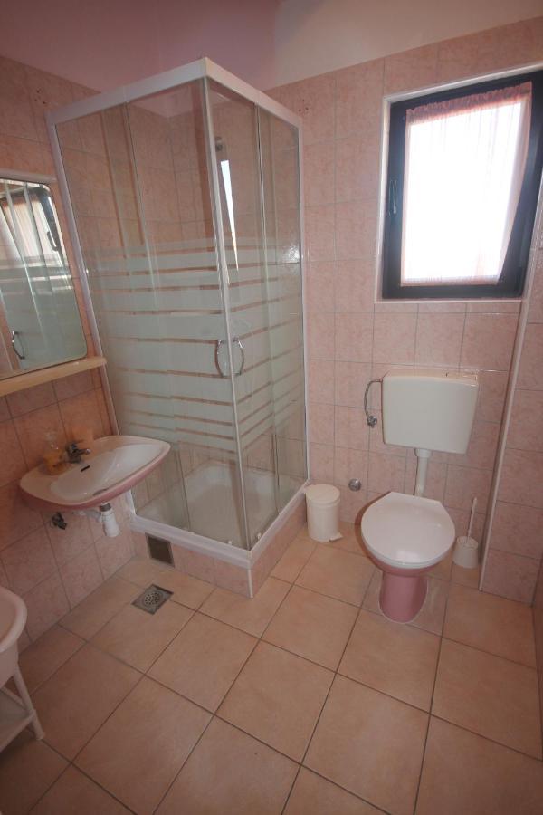 Apartments Njaco Ražanac Quarto foto